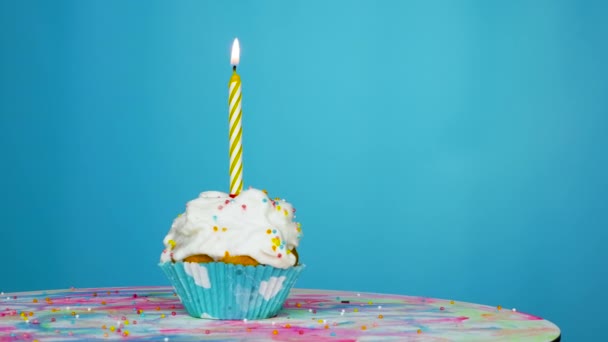 Pastel Crema Festivo Tocadiscos Hermosos Saludos Cumpleaños Para Niño Cupcake — Vídeo de stock