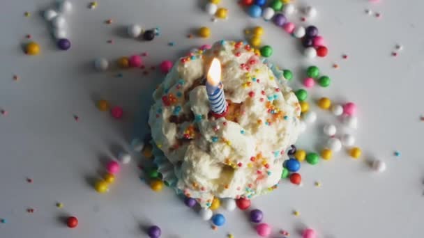 Muffins Vista Superior Con Velas Tocadiscos Pastel Pudín Confeti Girando — Vídeos de Stock