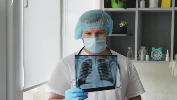 Médecin Masculin Diagnostiquant Patient Avec Une Radiographie Des Poumons Conclusion — Video