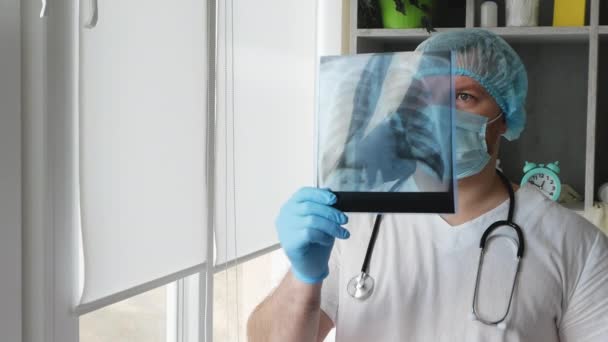 Doktor Hastanedeki Akciğerlerin Röntgenini Çeker Zatürree Doktorun Elindeki Akciğerlerin Röntgeni — Stok video