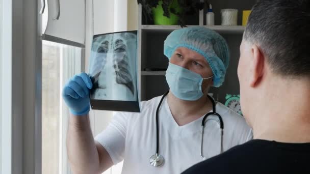 Profesyonel Doktor Hasta Bir Hastayla Birlikte Ofiste Radyolog Yaşlı Bir — Stok video