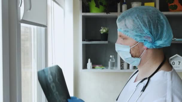 Médecin Fait Diagnostic Patient Regardant Radiographie Dos Homme Hôpital Scaliosis — Video