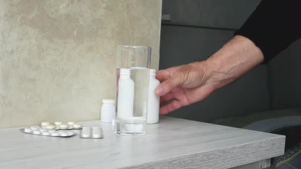 Äldre Man Häller Dos Medicin Handen Med Ett Glas Vatten — Stockvideo