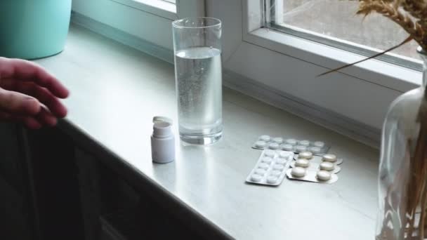 Prendi Una Pillola Uomo Anziano Versa Una Dose Medicina Capsula — Video Stock