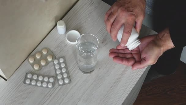 Ovanifrån Häller Äldre Man Dos Medicin Handen Med Ett Glas — Stockvideo