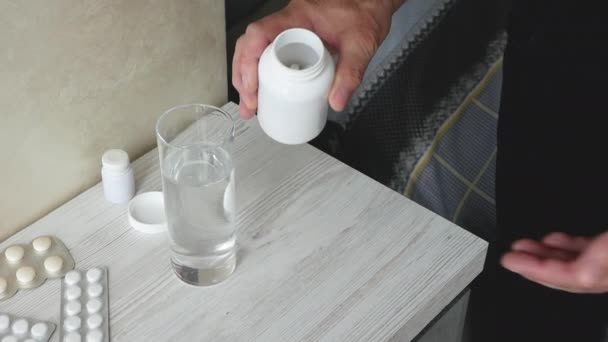 Äldre Man Dricker Dos Läkemedel Med Ett Glas Vatten Begreppet — Stockvideo