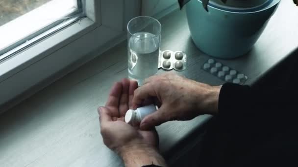 Prends Pilule Grand Père Avec Eau Potable Vieil Homme Verse — Video