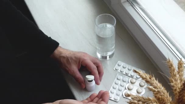 Toma Comprimido Avô Idoso Derrama Uma Dose Cápsulas Médicas Sua — Vídeo de Stock