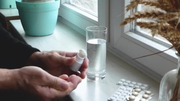 Toma Una Pastilla Anciano Vierte Una Dosis Cápsulas Médicas Mano — Vídeo de stock