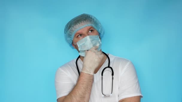 Doktor Röntgende Bir Insanın Kaburgalarına Teşhis Koyuyor Bir Hastane Çalışanı — Stok video