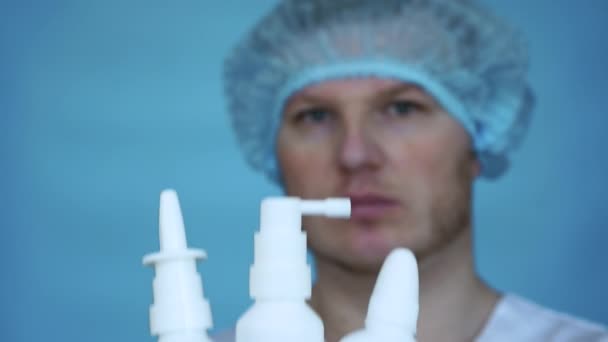 医者の手に鼻スプレー インフルエンザ治療の概念 病院の医師の手の中の医療用ボトル 瓶内薬 — ストック動画