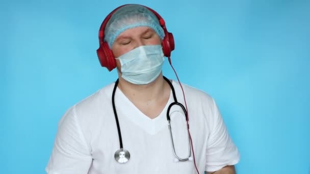 Ein Arzt Medizinischer Uniform Hört Seine Lieblingsmusik Über Über Ohr — Stockvideo