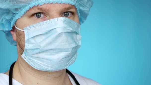 제복을 의료용 마스크를 의사가 카메라를 클로즈업하고 복장을 모자를 얼굴에 마스크를 — 비디오