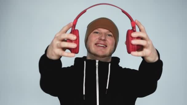 Πορτρέτο Ένας Νεαρός Βάζει Γενικά Μουσικά Ακουστικά Στο Κεφάλι Του — Αρχείο Βίντεο