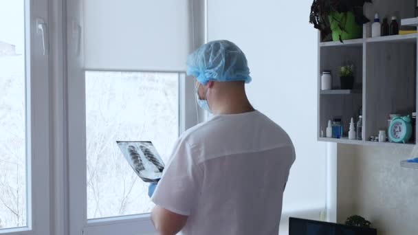 Ακτινογράφος Αναλύει Την Ακτινογραφία Των Πνευμόνων Του Ασθενούς Διάγνωση Πνευμόνων — Αρχείο Βίντεο