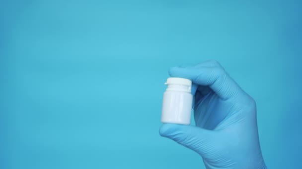 薬で病気の治療の概念 病院の医師の手の中の医療用ボトル 瓶内薬 — ストック動画