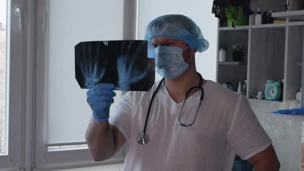 Κοντινό Πλάνο Γιατρός Στο Γραφείο Μια Ακτινογραφία Του Καρπού Των — Αρχείο Βίντεο