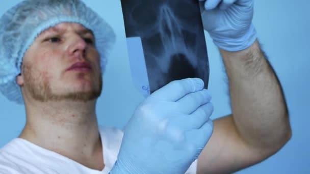 Lékař Klinice Pečlivě Diagnostikuje Kraniocerebrální Poranění Nebo Nasofarynx Rentgen Lidského — Stock video