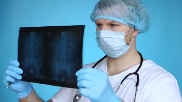Rachunek Szczawianowy Nerki Prześwietleniu Lekarz Urologii Rozpoznaje Rentgen Ludzkich Nerek — Wideo stockowe