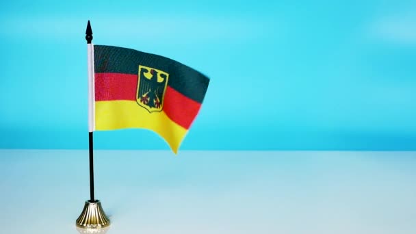 Alman Bayrağı Bir Kartal Mavi Arka Planda Dalgalanan Alman Bayrağı — Stok video