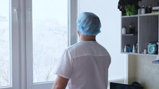 Doctor Oficina Con Una Radiografía Espalda Hombre Médico Analiza Radiografía — Vídeos de Stock