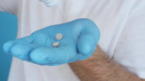 Orvosi Tabletták Orvos Kezében Egy Latex Steril Kék Kesztyűben Öntse — Stock videók