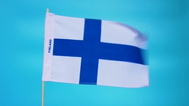 Крупный План Флаг Финляндии Флаг Финляндии Развевается Ветру Синем Фоне — стоковое видео