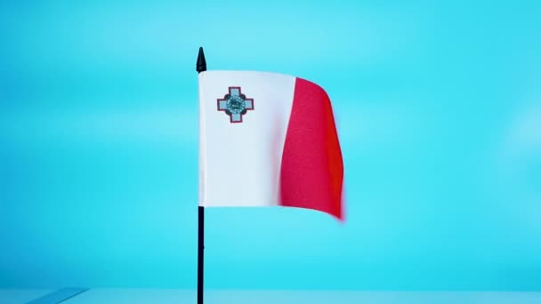 Yakın Plan Malta Bayrağı Mavi Arkaplanda Malta Bayrağı — Stok video
