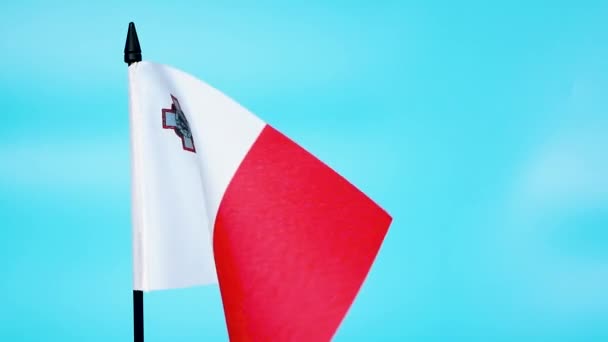 Yakın Plan Malta Bayrağı Rüzgarda Dalgalanıyor Mavi Arkaplanda Malta Bayrağı — Stok video