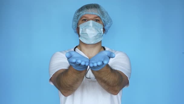 Tıbbi Maskeli Bir Doktor Hayali Bir Nesne Gösteriyor Avucunda Bir — Stok video
