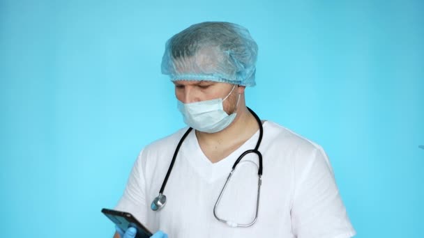 Médico Uniforme Oficina Habla Teléfono Inteligente Doctor Llama Por Teléfono — Vídeo de stock