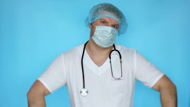 Retrato Médico Médico Com Estetoscópio Num Uniforme Médico Dobra Mãos — Vídeo de Stock