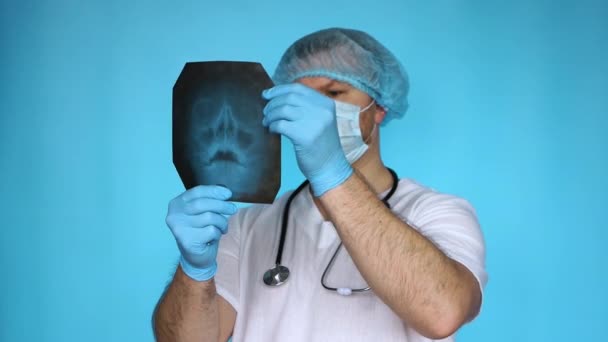 Ray Brain Doctor Hands Doctor Hospital Uniform Medical Otolaryngologist Examines — Stock Video