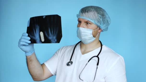 Traumatolog Mundurze Medycznym Szpitalu Analizuje Prześwietlenie Dłoni Lekarz Traumatolog Bada — Wideo stockowe