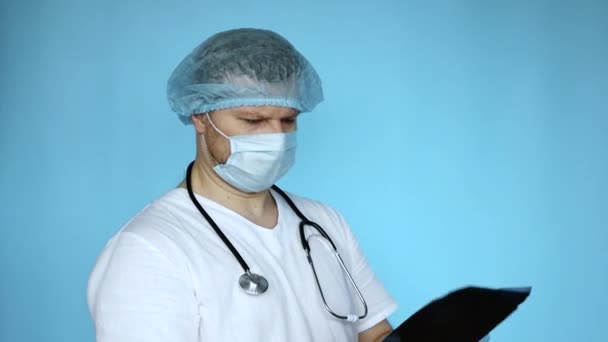 Chirurg Analizuje Chorobę Patrząc Prześwietlenie Lekarz Mundurze Szpitalu Koncepcja Zdrowia — Wideo stockowe