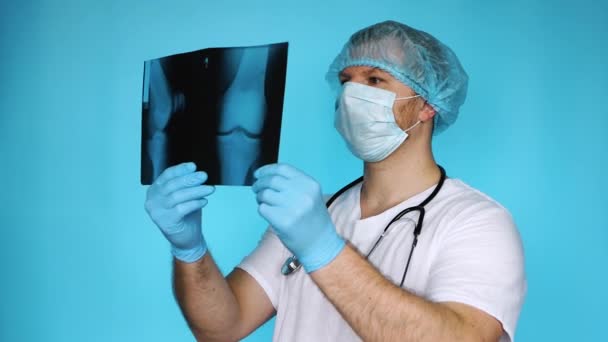 의사는 무릎의 엑스레이 병원의 병원에서의 부상을 엑스레이로 분석하고 있습니다 — 비디오