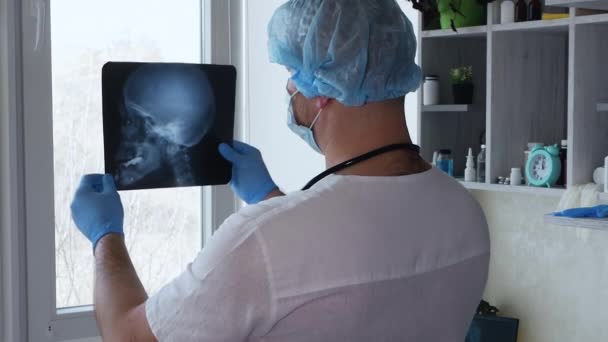 Neurocirujano Analiza Cuidadosamente Cerebro Craneal Una Persona Consultorio Hospital Radiografía — Vídeo de stock