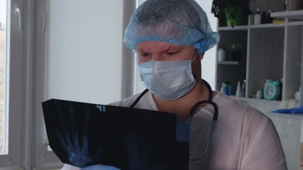 Primer Plano Doctor Oficina Con Una Radiografía Muñeca Los Dedos — Vídeo de stock