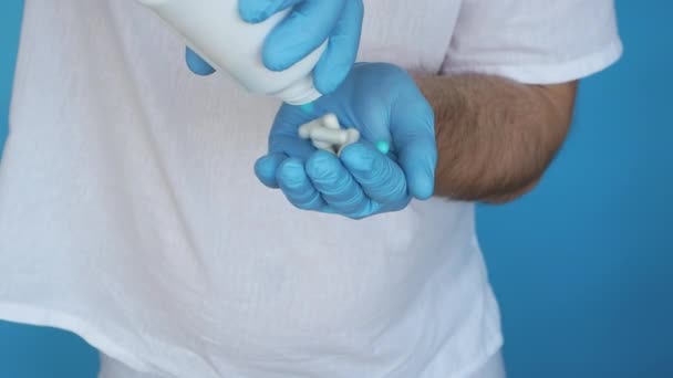 Medizinische Tabletten Kapseln Der Hand Des Arztes Seiner Hand Zeitlupe — Stockvideo