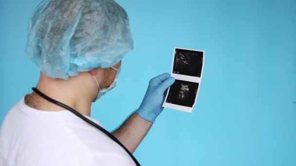8ミリメートル超音波の尿管内の計算 病院の医者は腎臓病を分析している 腎臓結石だ 生殖器系の問題点 — ストック動画