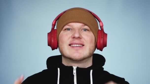Κομψός Νεαρός Καφέ Καπέλο Ακούει Μουσική Μουσικά Ακουστικά Ένας Νεαρός — Αρχείο Βίντεο
