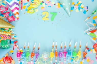 Üst görüş kartı 27 numarayla mutlu yıllar. Uzayı kopyala Kartpostallı tatil yıldönümü. Mutlu yıllar erkek metni için çok renkli arkaplan, pastel renklerde güzel süslemeleri olan bir rakam.