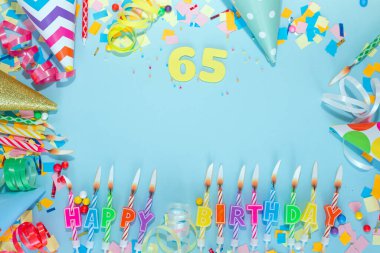 En iyi görüntü kartı 65 numaradan mutlu yıllar. Uzayı kopyala Kartpostallı tatil yıldönümü. Mutlu yıllar erkek metni için çok renkli arkaplan, pastel renklerde güzel süslemeleri olan bir rakam.