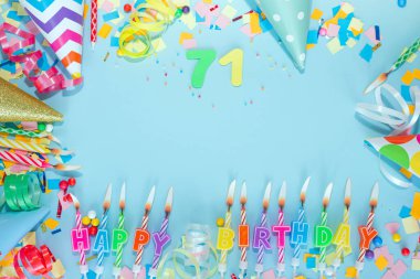 Üst görüş kartı 71 numarayla mutlu yıllar. Uzayı kopyala Kartpostallı tatil yıldönümü. Mutlu yıllar erkek metni için çok renkli arkaplan, pastel renklerde güzel süslemeleri olan bir rakam.