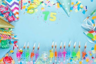 En iyi görüntü kartı 75 numaradan mutlu yıllar. Uzayı kopyala Kartpostallı tatil yıldönümü. Mutlu yıllar erkek metni için çok renkli arkaplan, pastel renklerde güzel süslemeleri olan bir rakam.