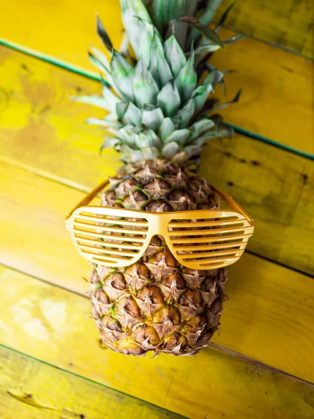 Ananas Sonnenbrille Auf Kreativem Gelb Lackiertem Holzgrund Kopieren Sie Raum — Stockfoto