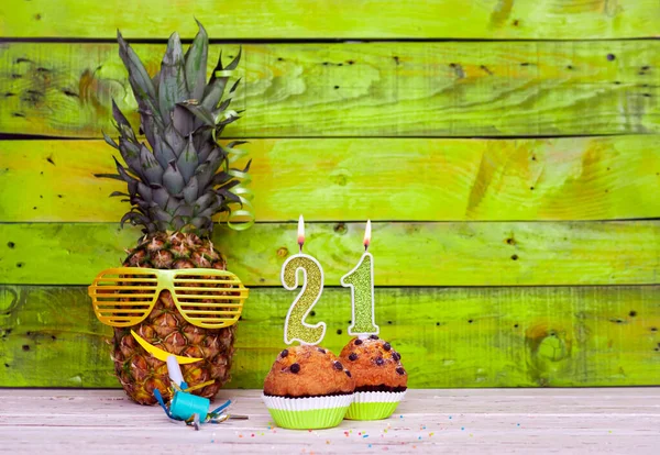 Carte Postale Créative Joyeux Anniversaire Avec Numéro Ananas Personnage Fond — Photo