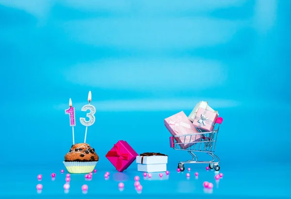 Творческая Открытка Днем Рождения Девушки Женщины Количеством Свечей Пироге Кексов — стоковое фото