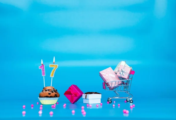 Творческая Открытка Днем Рождения Девушки Женщины Количеством Свечей Пироге Кексами — стоковое фото