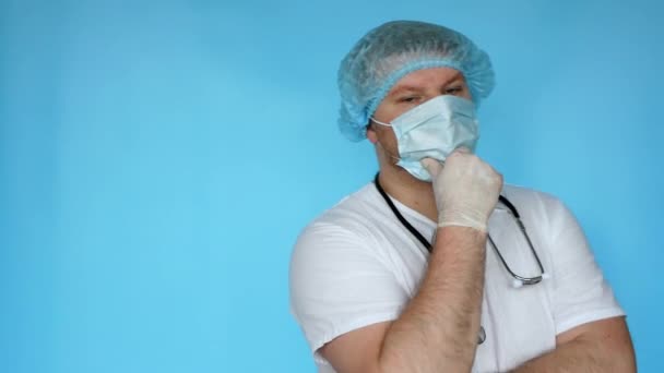 Doctor Reflexivo Sobre Fondo Azul Trabajador Salud Está Pensando Algo — Vídeo de stock